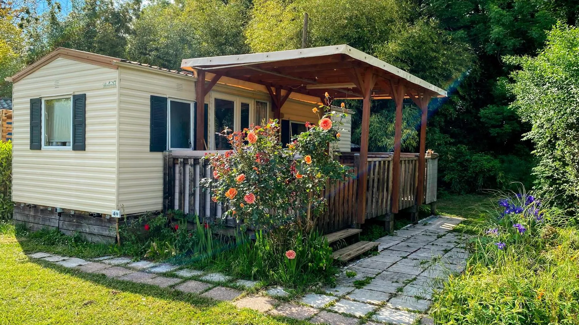 Camping Les Avenieres Manthes