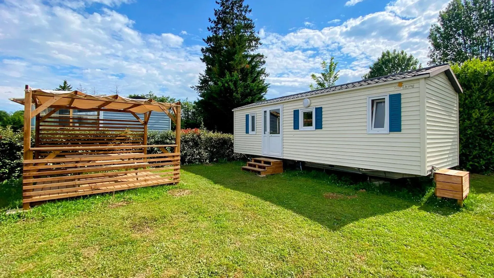 Camping Les Avenieres Manthes 营地