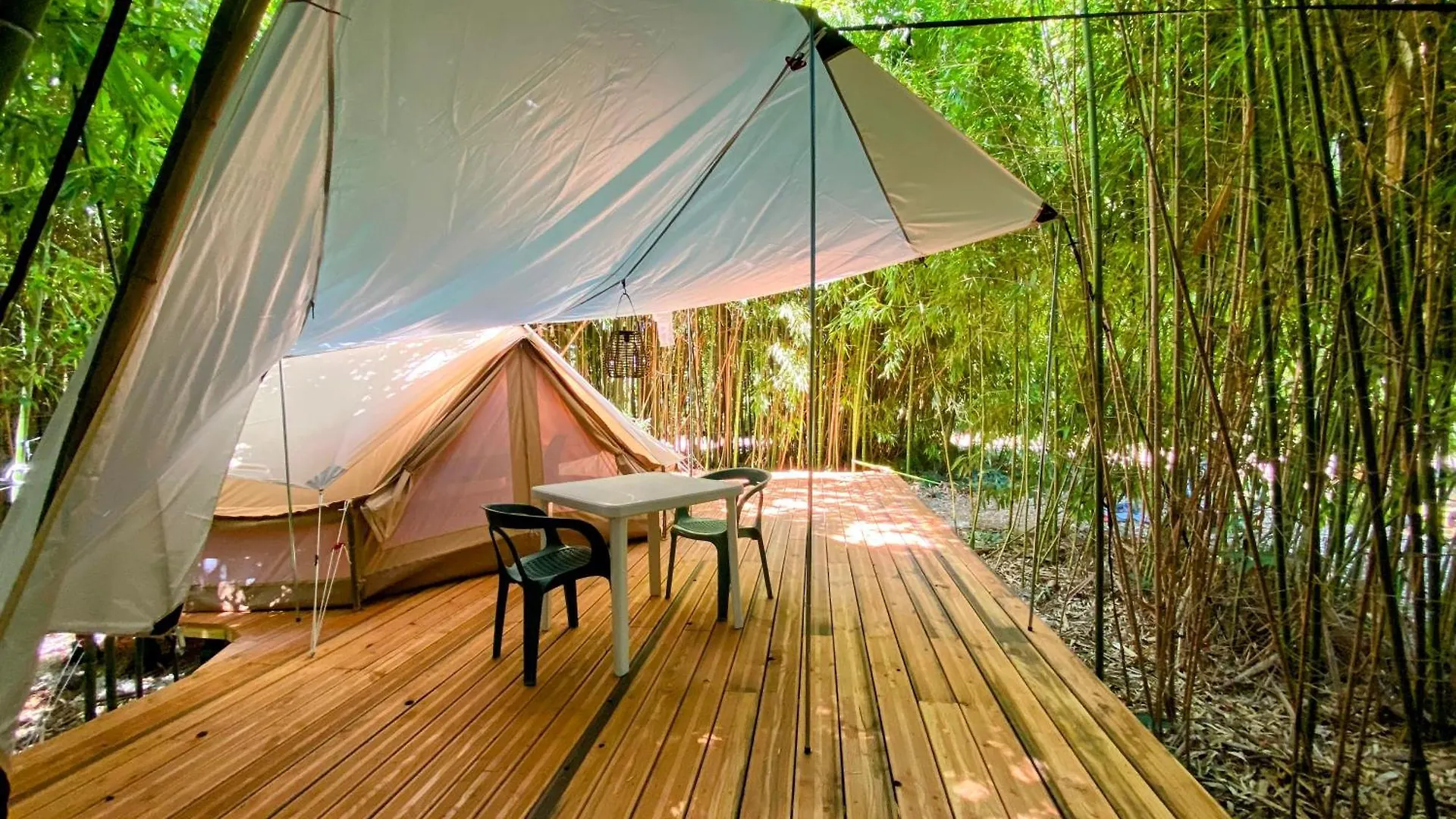 Camping Les Avenieres Manthes 营地