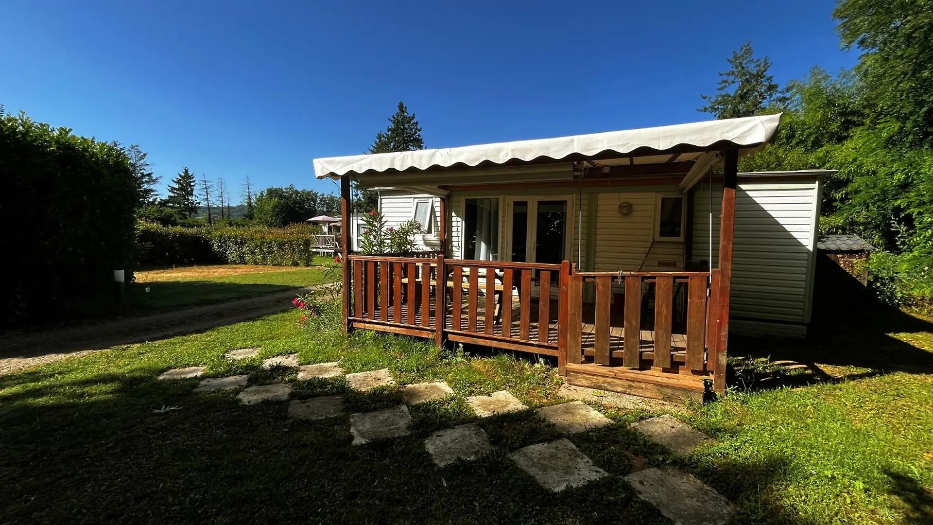 Camping Les Avenieres Manthes 营地
