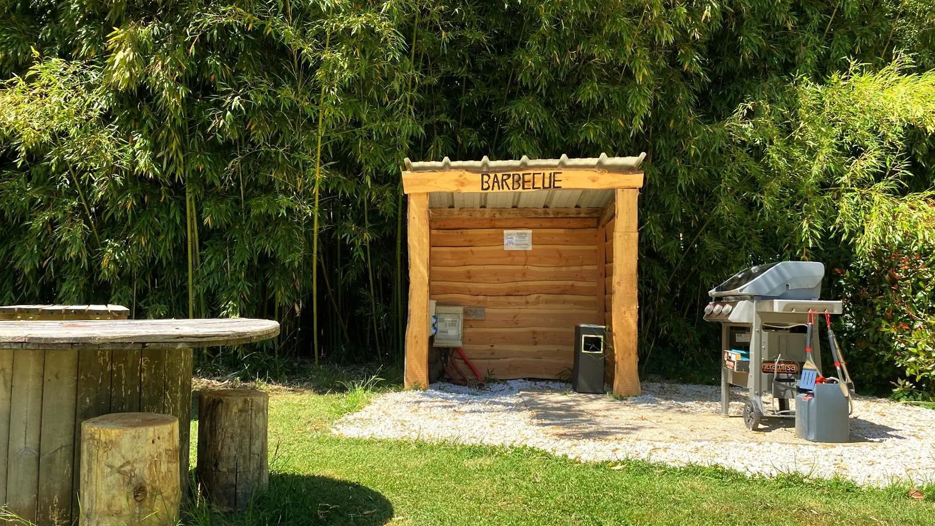 Camping Les Avenieres Manthes 法国
